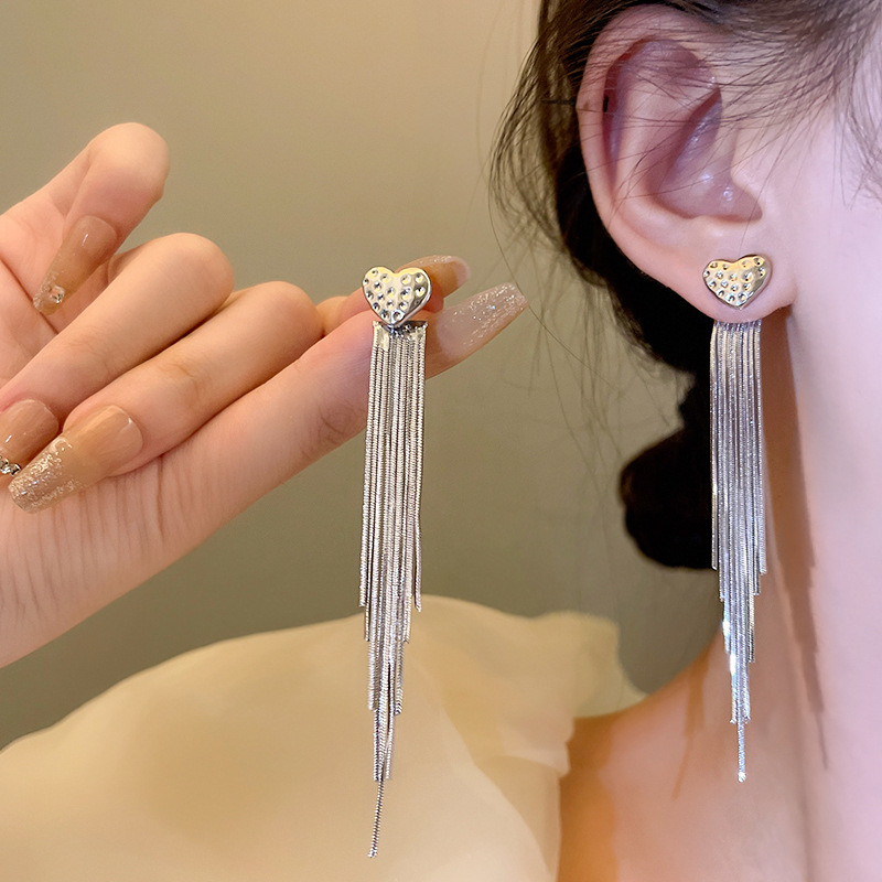 Silver needle cold style heart-shaped long tassel earrings, fashionable, simple and light luxury stud earrings, elegant and high-end earrings wholesale Application Scenario