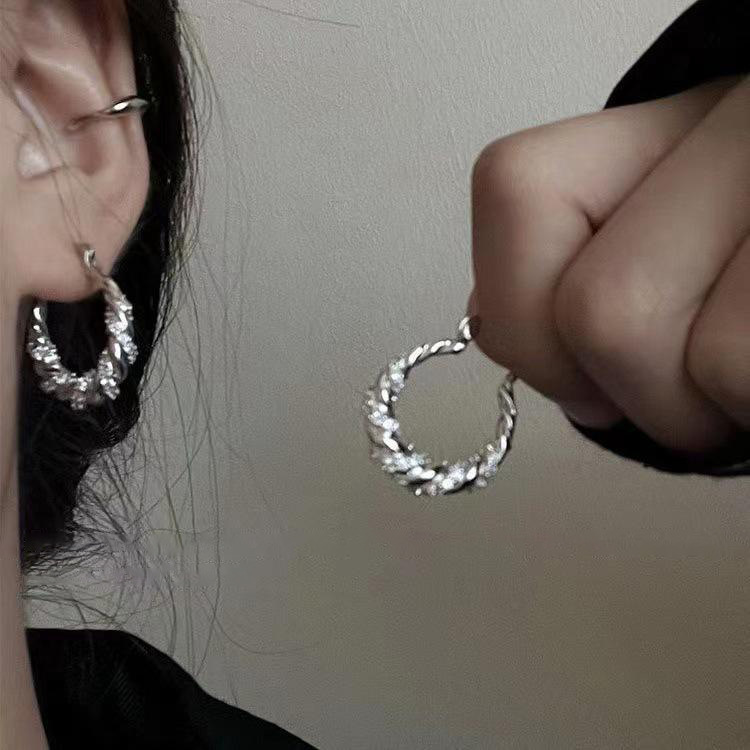 High-end wrapped sparkling diamond ear buckle earrings, light luxury, niche, unique and individual ear studs and earrings, best-selling female Douyin accessories full figure