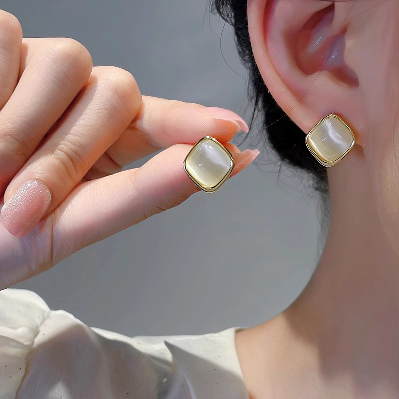 Xuhui exquisite and light luxury copper plated with real gold and set with zircon 925 silver needle square cat-eye earrings, fashionable and elegant full figure