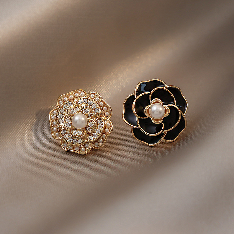 Retro French camellia stud pearl earrings for women, 2021 new trend S925 silver needle trendy earrings Application Scenario