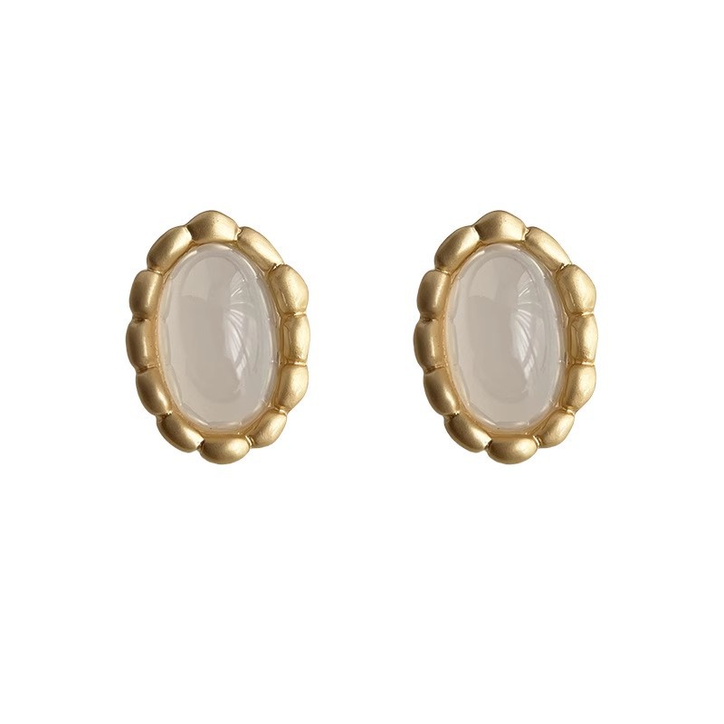 Niche retro geometric lace stud earrings exude a sense of light luxury and sophistication, with a noble and elegant style. These earrings are fashionable and versatile for commuting Item Picture