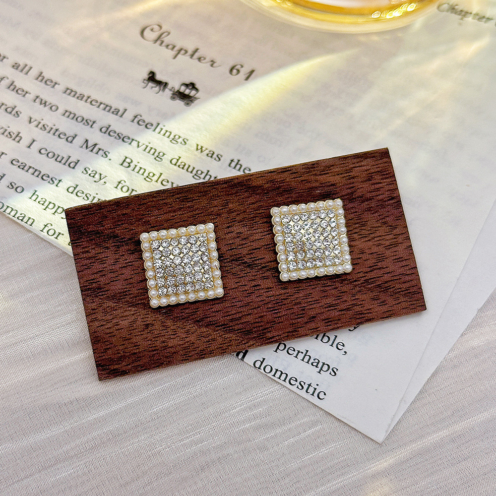 European and American fashionable geometric diamond-encruted quadrilateral pearl stud earrings, simple and versatile silver needle earrings, light luxury and high-end earrings Specification drawing