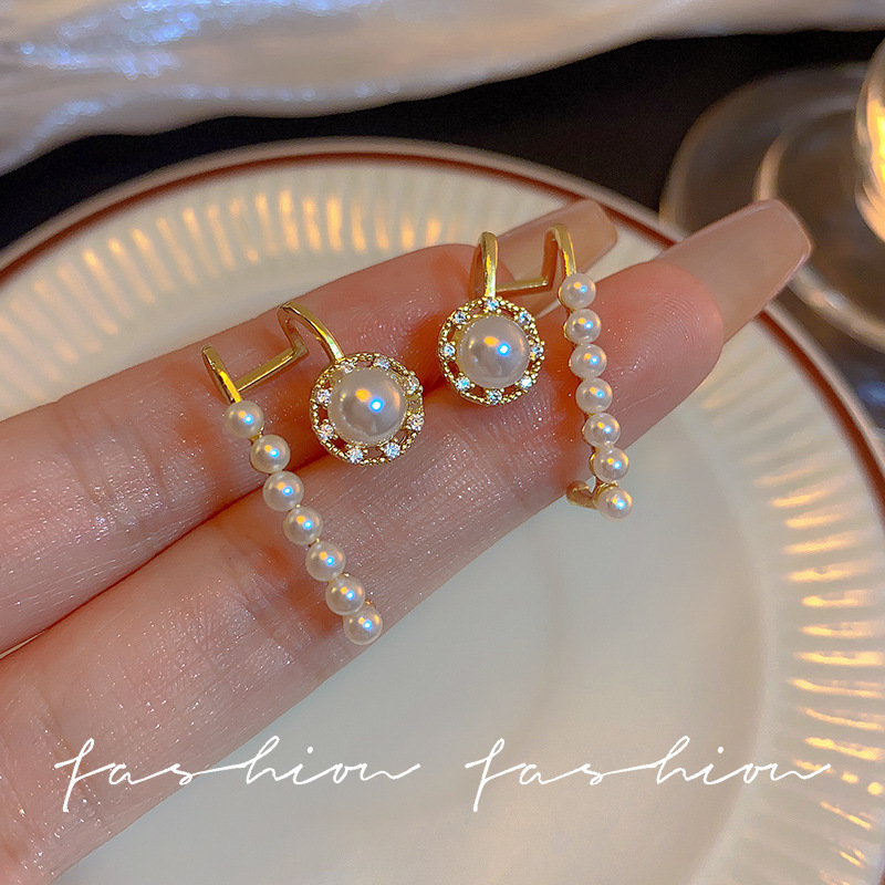 Retro Baroque circular pearl earrings, small and unique female stud earrings, the same style as Internet celebrities, 925 silver needle earrings wholesale full figure