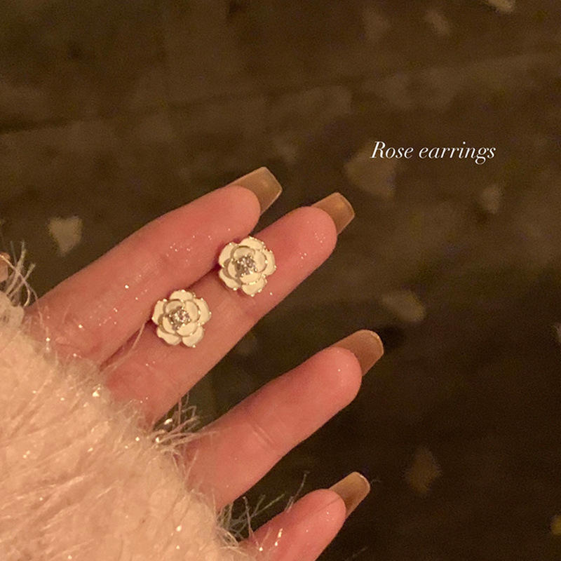 Small and simple camellia stud earrings, a light luxury and niche design for women, exude a sense of sophistication. Unique commuting earrings and accessories for women full figure