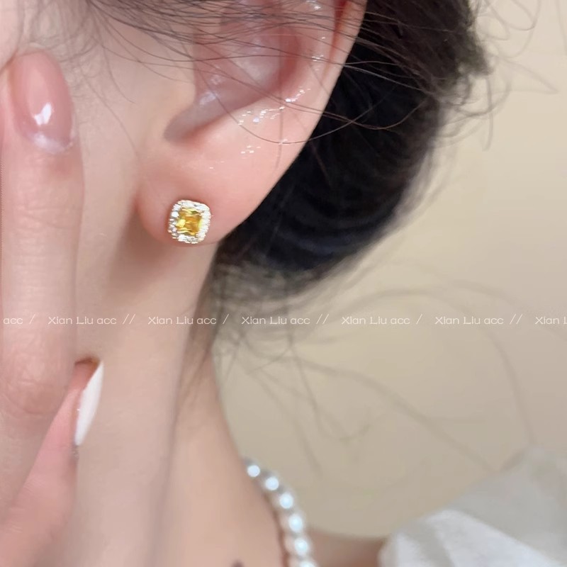 Sparkling small square diamond zircon stud earrings for women, exquisite, fashionable and high-end style earrings, niche design, versatile and unique earrings Specification drawing
