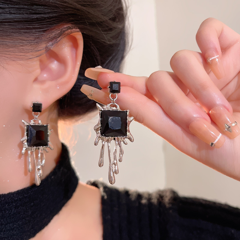 925 Silver needle Sweet and cool style light luxury dark temperament high-end earrings, Internet celebrity cold trend hip-hop hot girl stud earrings full figure