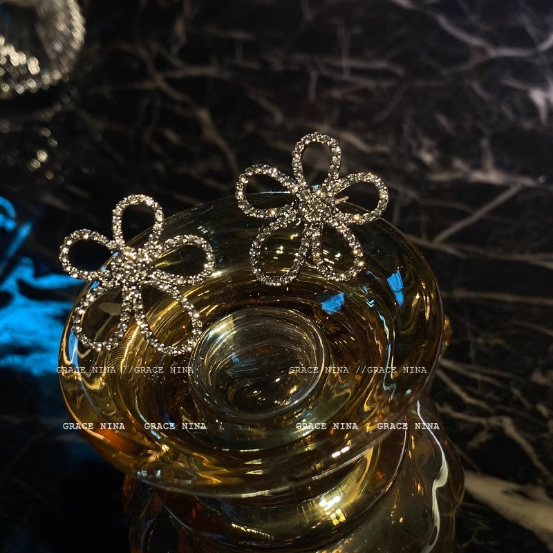 Xiaohongshu's best-selling sparkling diamond stud earrings 2025 new trendy earrings for women, Korean style, popular flower-shaped slimming earrings Application Scenario
