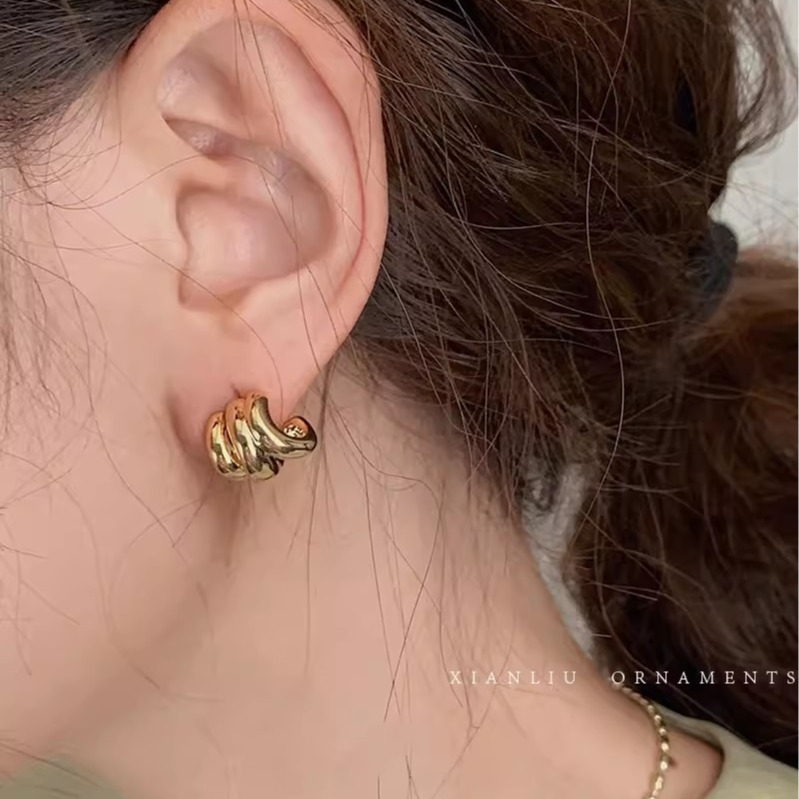Multi-layer stacked metal earrings with a high-end design sense, commuter ear rings, a unique and niche plain ring for women, and elegant stud earrings full figure