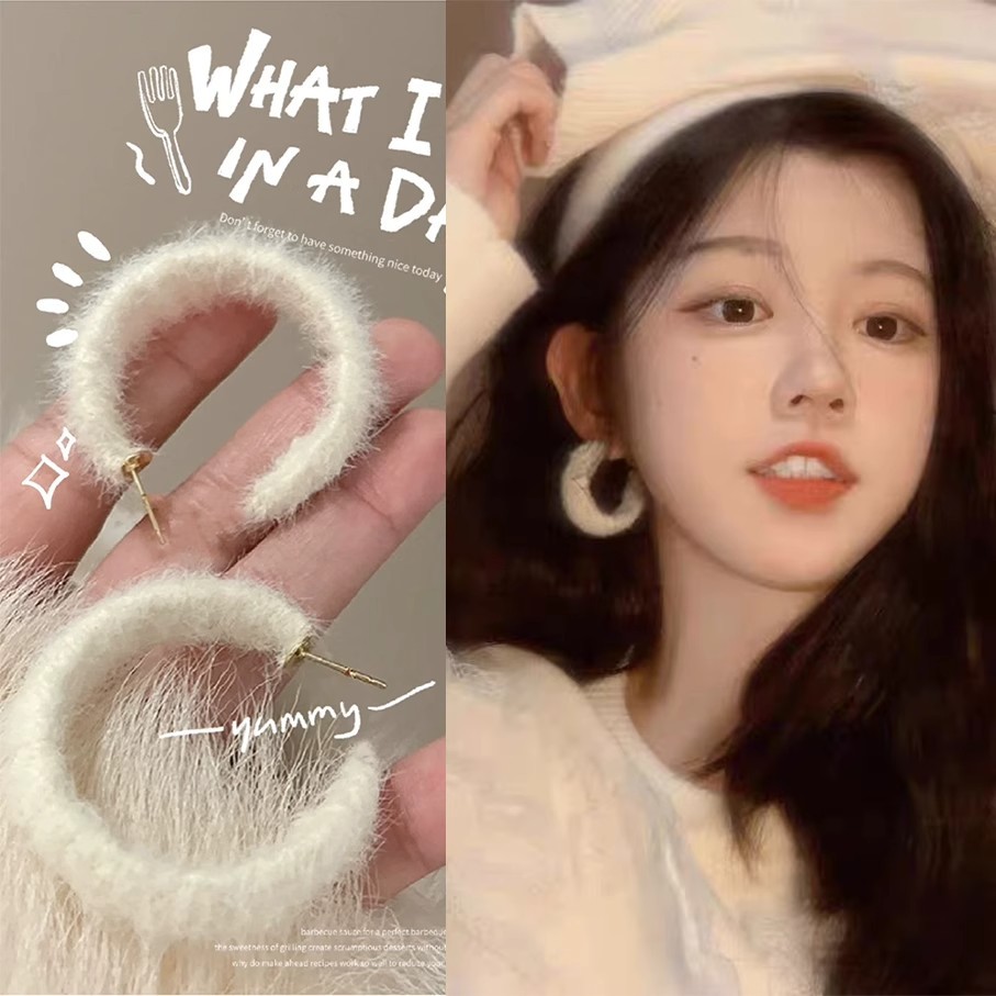 The autumn and winter plush white ear loops are a niche design for women, exuding a sense of sophistication and elegance. The versatile ear studs are simple, light, luxurious and fashionable earrings full figure