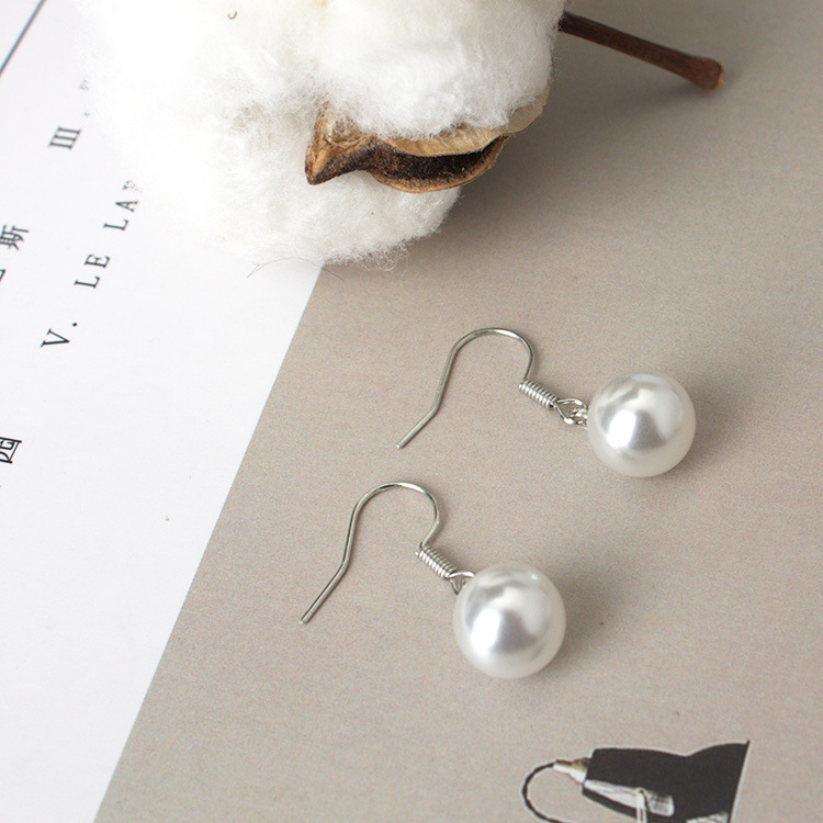 Wholesale of E1071 Korean version hot-selling earrings, fashionable and trendy pearl earrings and small accessories full figure