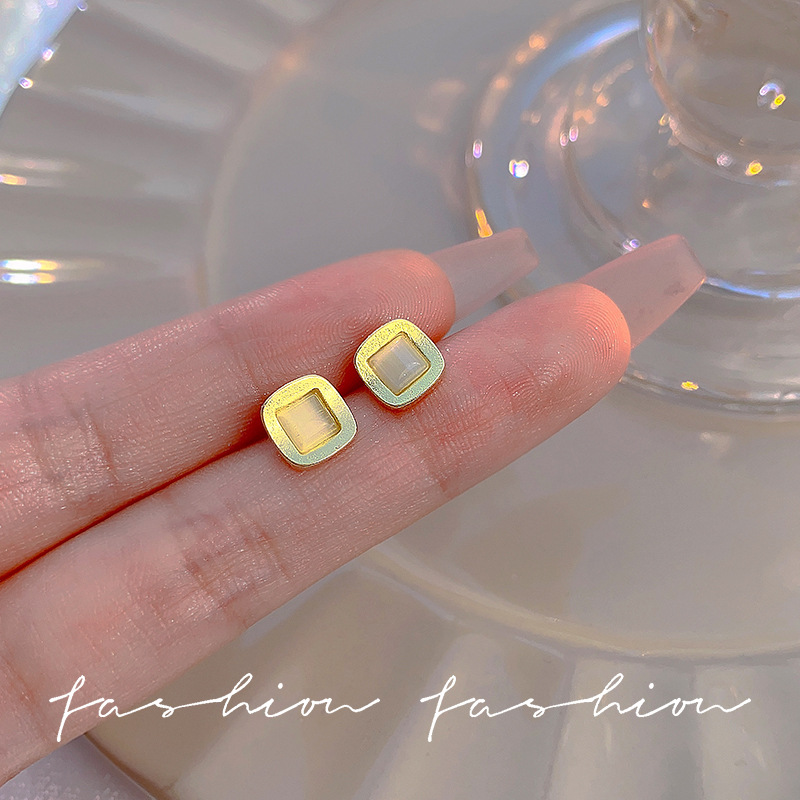 Small and exquisite best-selling cat's eye stone ear studs, simple and elegant for women's commuting, trendy and stylish earrings, versatile earrings Specification drawing