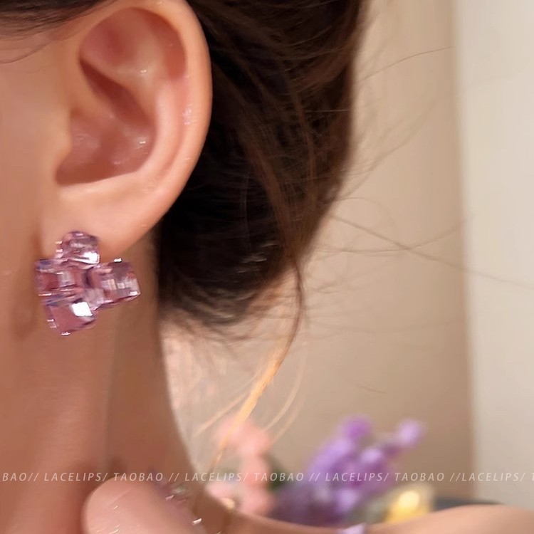 Lychee Ice ~ Pink square crystal stud earrings for Spring and Summer, a new bestseller for women in 2025, with a light luxury and high-end look Application Scenario
