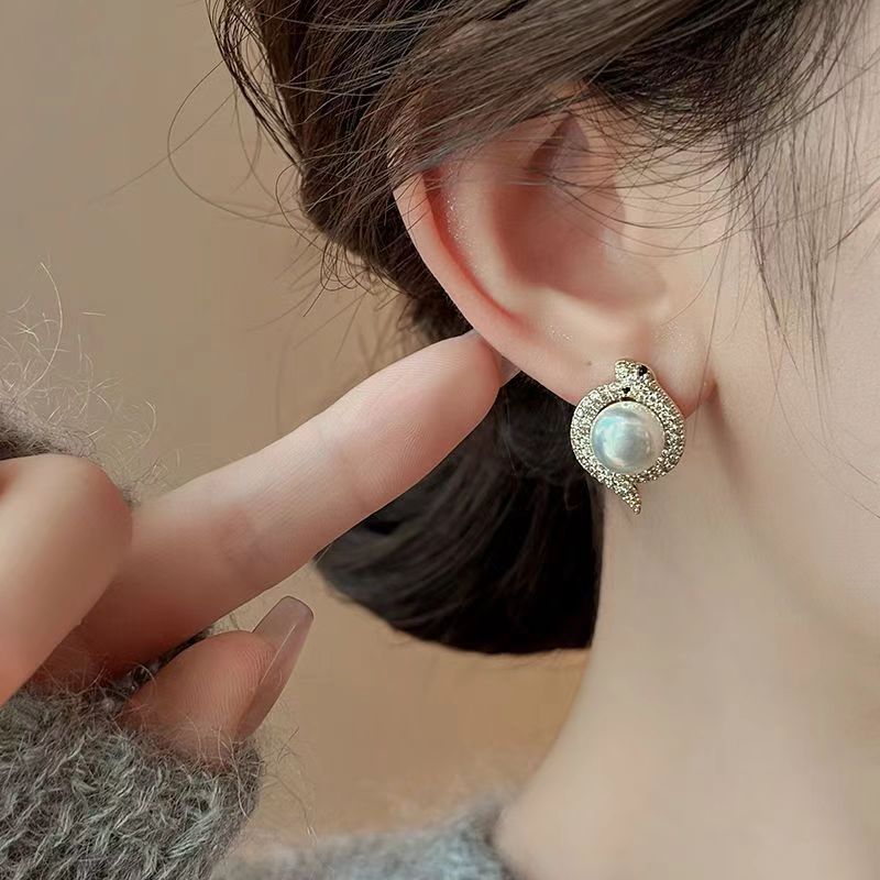 French-style snake-shaped pearl stud earrings for women, with a light luxury and high-end feel. Niche design, fashionable and versatile earrings full figure
