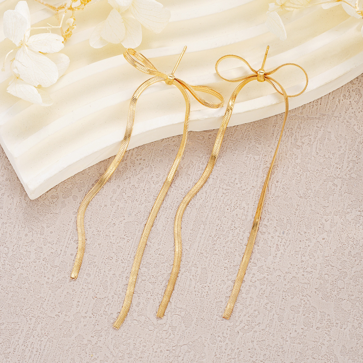 Cross-border new fashionable, simple and elegant long bow tassel earrings, niche, exaggerated and personalized earrings wholesale for women Application Scenario