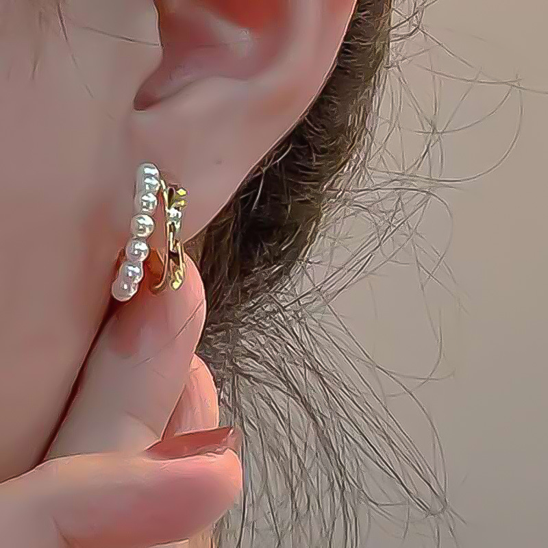 European and American best-selling, niche design, retro imitation pearl earrings, creative and unique metal stud earrings, light luxury autumn and winter earrings full figure