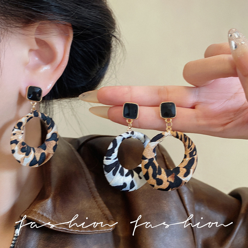European and American retro leopard print fabric wound circle steel needle earrings, unique geometric style, high-end sense of earrings for women wholesale details Picture