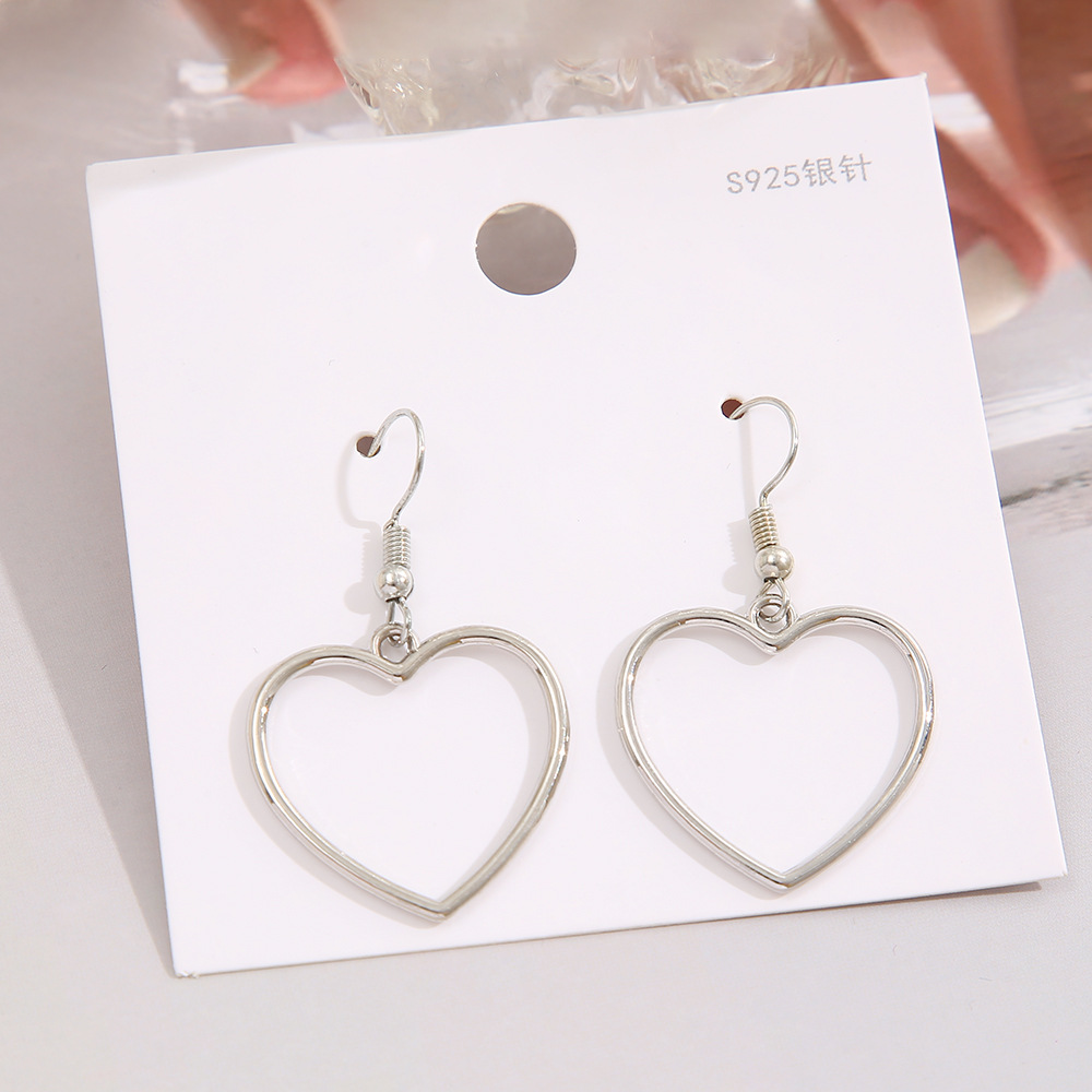 New cross-border simple heart-shaped earrings, European and American ins earrings, high-end niche hollowed-out geometric sweet heart-shaped earrings Application Scenario