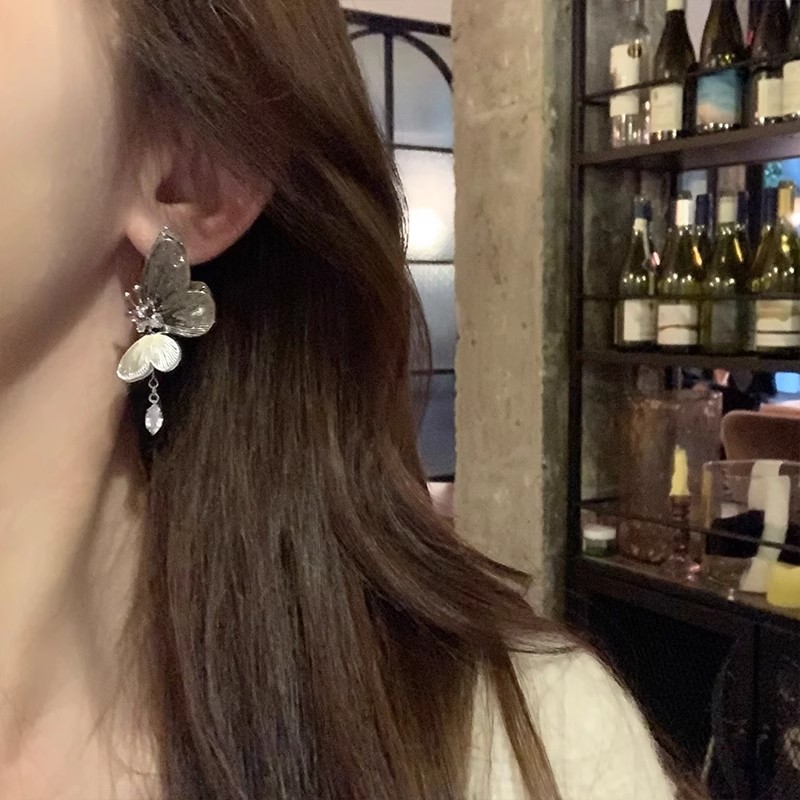925 Silver Needle Ethereal Purple zirconia Dynamic hollowed-out Butterfly Unique Earrings, women's light luxury high-end stud earrings Application Scenario