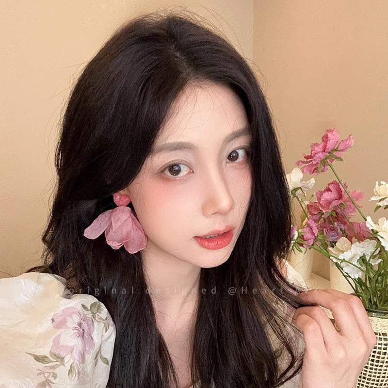 Seaside vacation style heart-shaped petal earrings, fairy-like, high-end and sweet stud earrings, round and square face slimming, elegant and stylish earrings Specification drawing