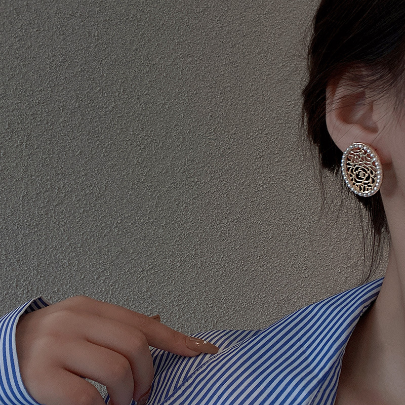 925 Silver needle retro French pearl earrings for women, a unique and simple style with hollowed-out stud earrings, a fashionable and versatile ear accessory Application Scenario
