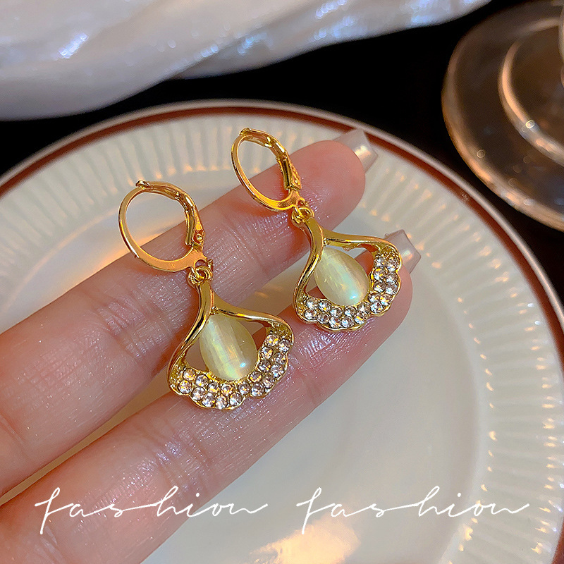 Cat's eye stone ginkgo leaf earrings, high-end and light luxury style earrings, women's niche design, autumn and winter ear buckles and earrings, trendy details Picture