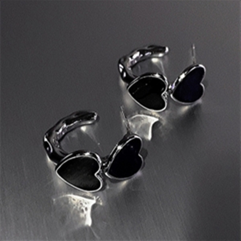 Korean black heart-shaped, dark, sweet and cool style, Instagram niche design sense, fashionable and cold style, peach-heart trendy ear studs details Picture