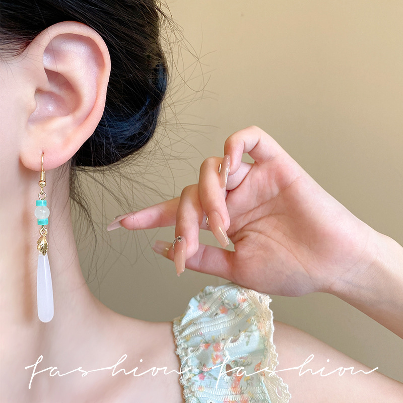 New Chinese-style fringed long ancient-style earrings, niche design sense ear hooks and earrings, high-end horse face skirt accessories Application Scenario