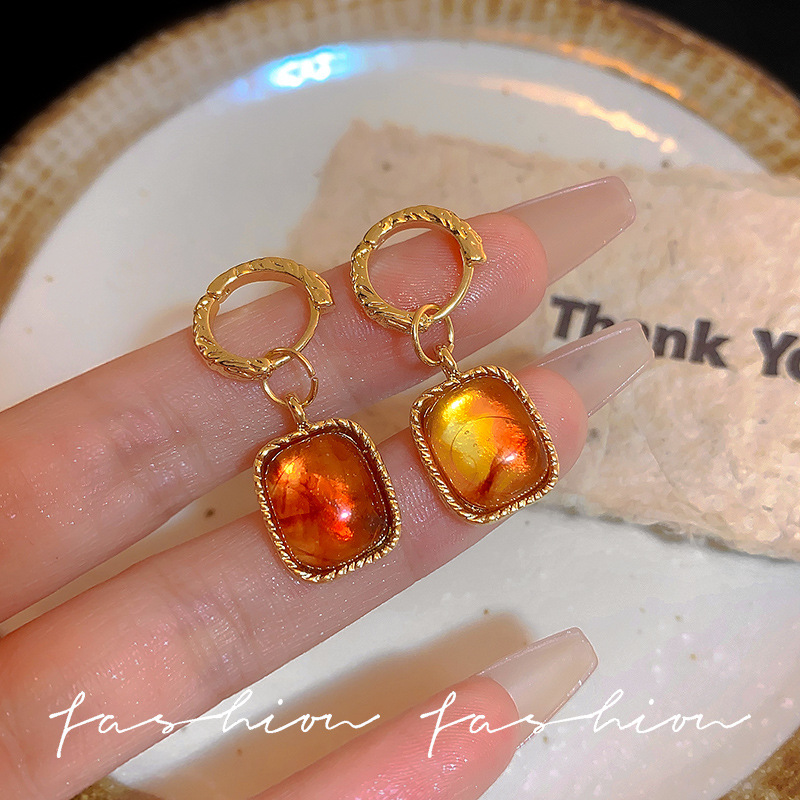 The unique amber-colored square earrings and stud earrings from Maillard for autumn and winter are a light luxury and high-end touch full figure