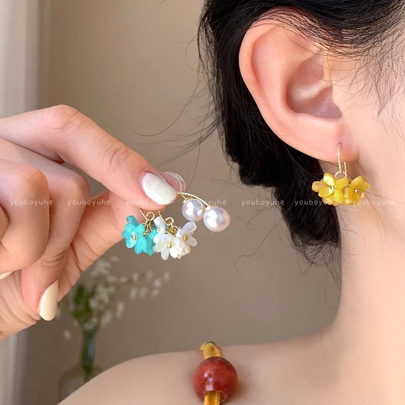 Sweet flower tassel pearl stud earrings, gentle, niche and high-end forest-themed earrings, exquisite, fashionable and elegant earrings full figure