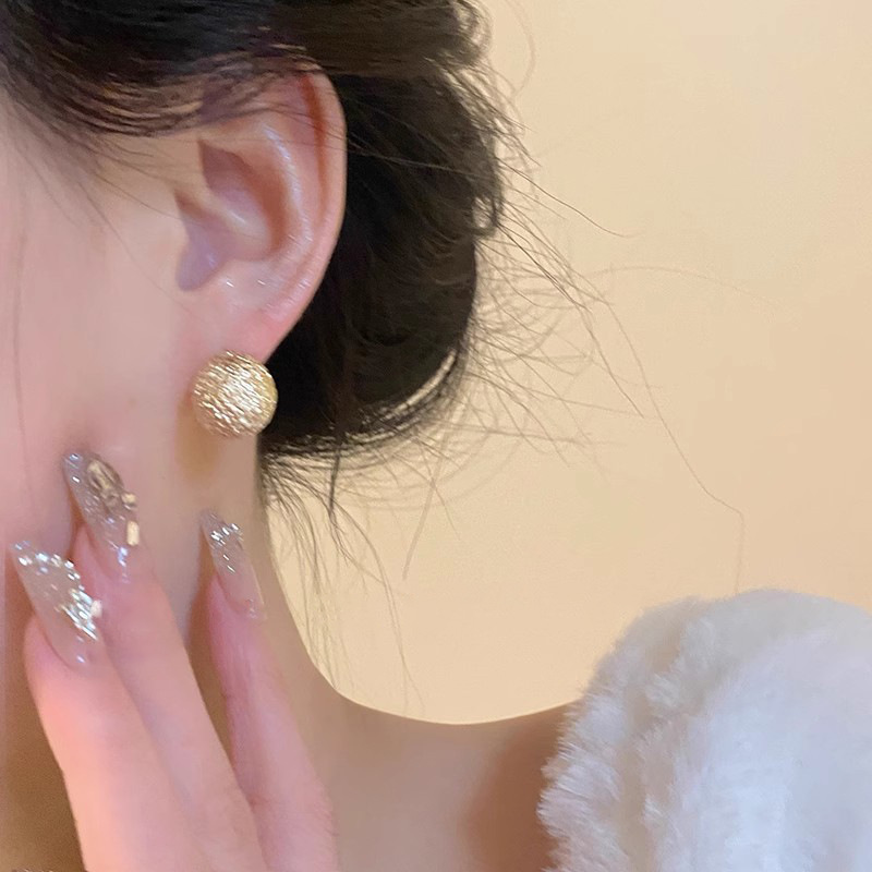 Golden textured ball earrings for European and American commuters, a new bestseller for women in 2025. Simple and niche design, versatile stud earrings Specification drawing