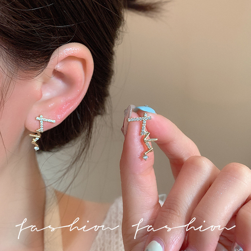 Curved-shaped, delicate and exquisite ear studs for young girls, trendy and fashionable heartbeat earrings, cute, sweet and unique earrings wholesale full figure