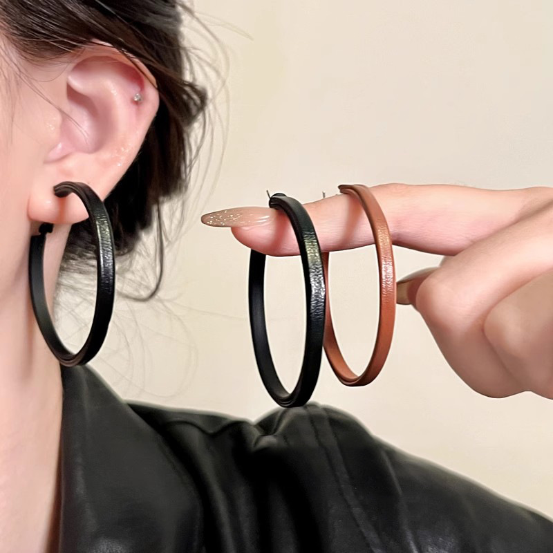 The Maillard leather hoop earrings for autumn and winter are a light luxury, fashionable and high-end look for women. The stud earrings are a niche design with a unique style full figure