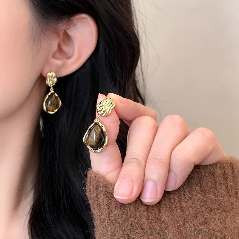 Tiger's eye stone retro stud earrings with a high-end feel, a mid-style, niche European and American style, Maillard earrings, autumn and winter earrings and pendants Specification drawing