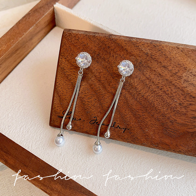 Micro-inlaid zircon flower tassel pearl stud earrings for women, light luxury, niche and high-end style earrings, long and personalized European and American earrings Application Scenario