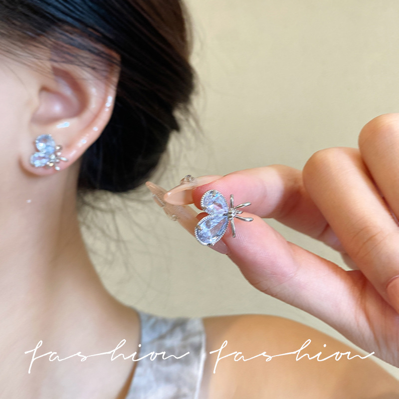 Light luxury super flash zircon heart-shaped stud earrings with unique design, exuding a sense of sophistication and elegance. Versatile earrings for socialites, women's silver needle wholesale details Picture