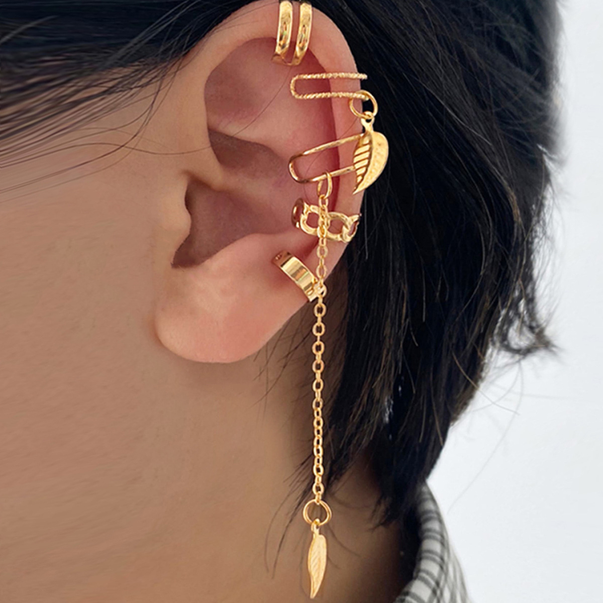 A 5-piece set of creative and light luxury C-shaped ear clips featuring cross-border fashion, temperament and individuality, golden leaf tassel chain full figure