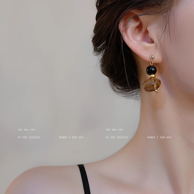 French retro amber earrings with a feminine high-end feel, acrylic beaded stud earrings, new Chinese-style Hong Kong-style fashionable earrings Specification drawing