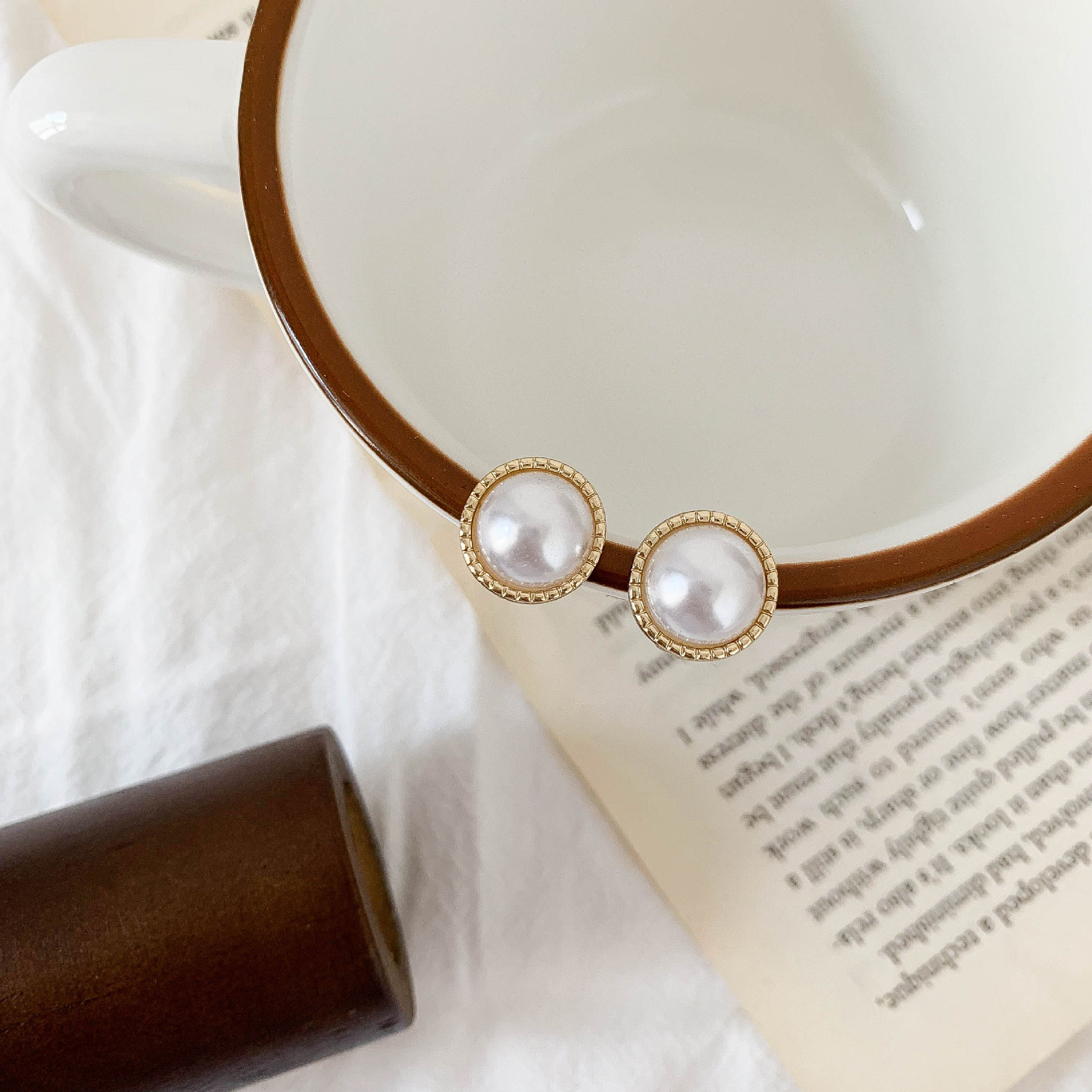 Retro pearl stud earrings, trendy and stylish earrings, French style, simple and elegant stud earrings, high-quality earrings wholesale Specification drawing