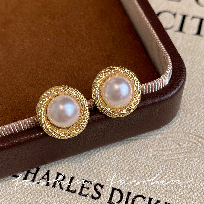 French retro Baroque pearl earrings, high-end, light luxury, internet-famous style stud earrings, 2025 new bestseller earrings Application Scenario