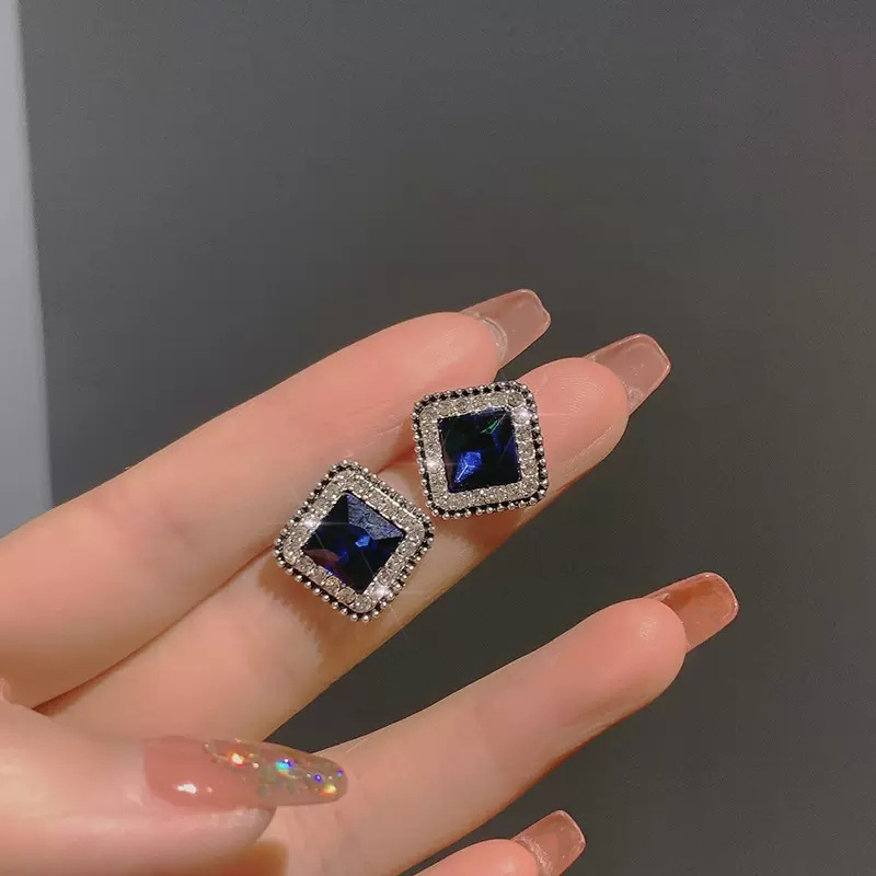 Grand and versatile stud earrings for women, 2022 new trendy and simple trendy trendy earrings, elegant and light luxury earrings with silver needles full figure