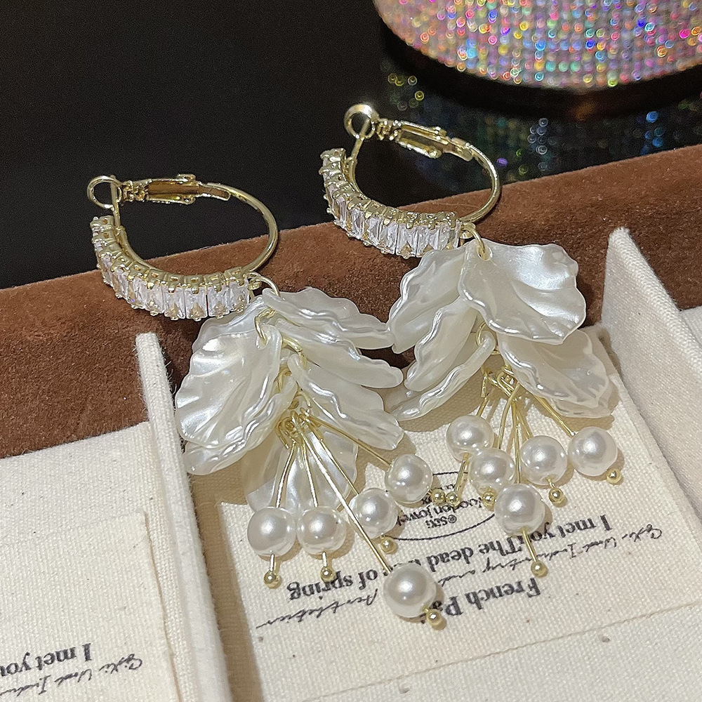 925 Silver Needle shell tassel Pearl earrings, a unique and high-end style, new Zircon stud earrings, versatile and elegant earrings for women Application Scenario