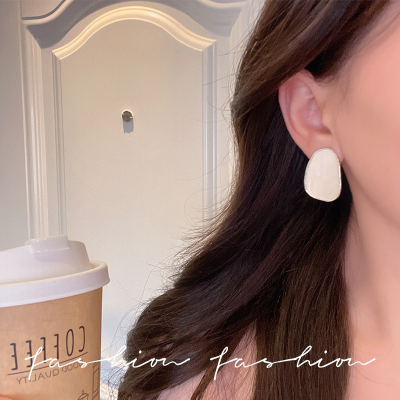 White textured square stud earrings for women, versatile, casual design, exaggerated, simple and elegant, new 2025 earrings Application Scenario