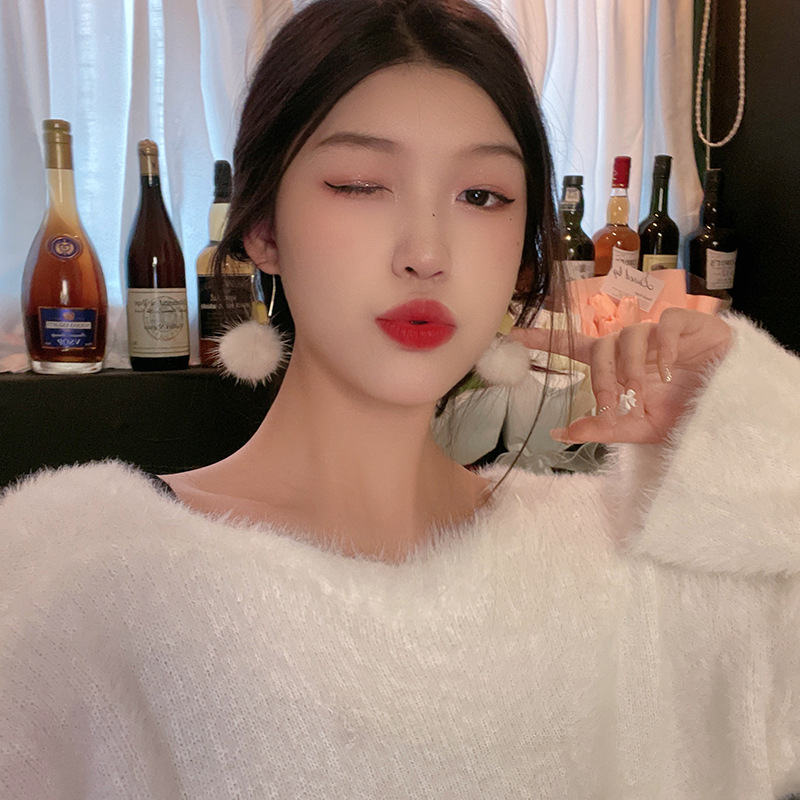 The 2025 new plush earrings exude a sense of sophistication and style, are versatile, and feature retro Hong Kong-style autumn and winter earrings with 925 silver needles Application Scenario