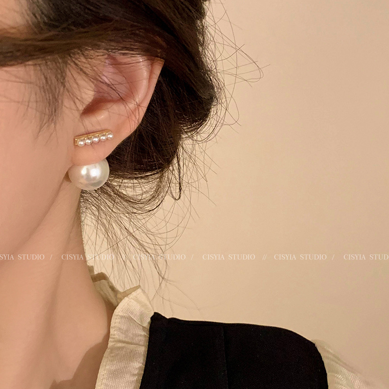 Japanese and Korean light luxury pearl stud earrings, women's niche design sense, fashionable and high-end earrings, 2023 new trendy retro earrings details Picture
