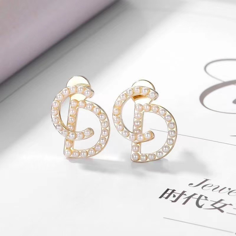 S925 Silver needle Korean pearl CD letter-hanging style, simple and elegant, versatile, star-style personalized stud earrings full figure