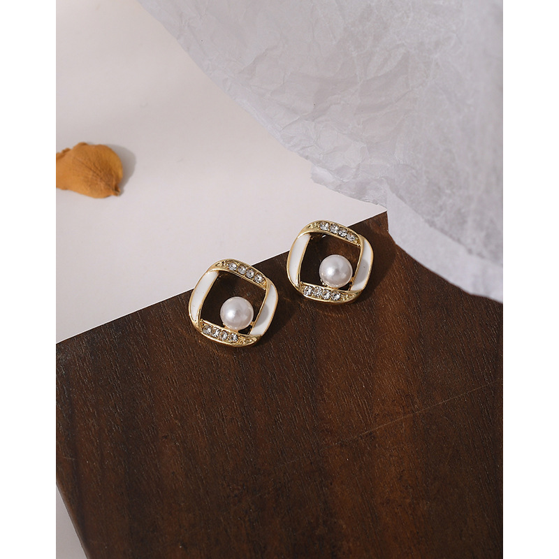 S925 Silver Needle Gentle and Elegant Pearl earrings for women, white diamond-encrusted geometric design ear clips and earrings full figure