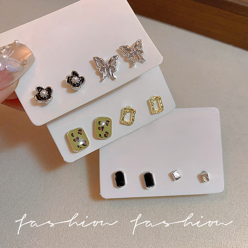 Mini and exquisite square black stud earrings, 2025 new bestseller ear-piercing earrings, small, elegant and high-end earrings full figure