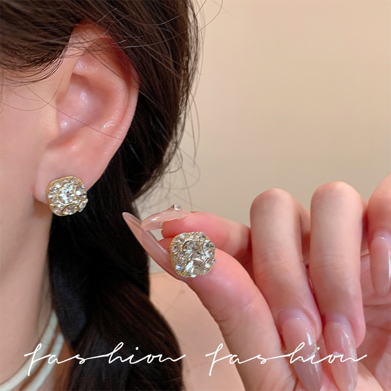Douyin's same style of light luxury design full diamond earrings, a niche light luxury style stud earrings for women, Korean sweet and cool spice girl earrings Application Scenario