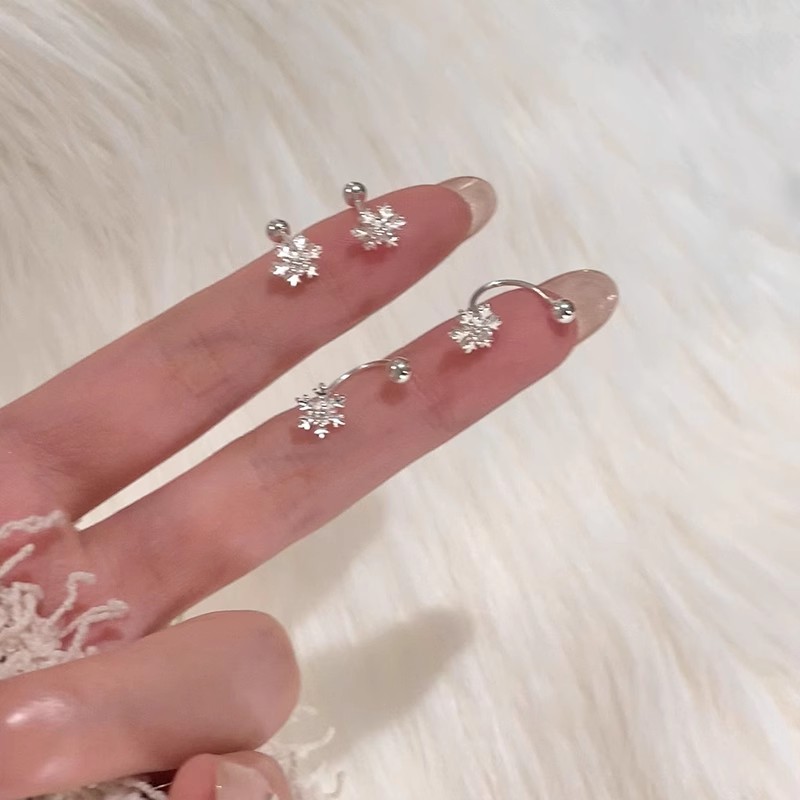 S925 Silver Needle Stud Earrings, a new bestseller for women in 2025, are snowflake earrings with a light luxury and high-end feel. They are fashionable and fashionable back-hanging earrings Application Scenario