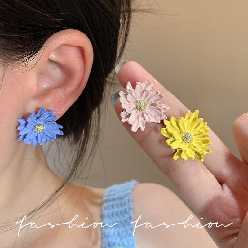 Flower-shaped stamens stud earrings exude a light luxury and high-end charm, with a unique and exquisite touch. They are a new bestseller for women in 2025 details Picture